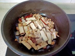 加入豆干翻炒一下。
