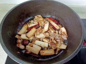 将调味料翻炒均匀。