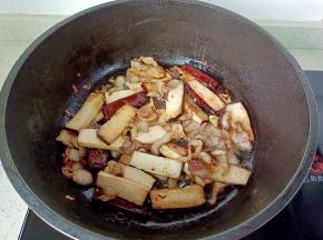 将调味料翻炒均匀。