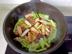 加入芹菜段翻炒至断生。