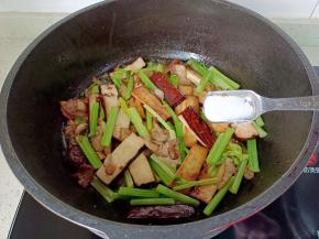 加一点盐调味。