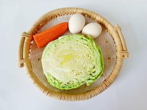 准备鸡蛋，圆白菜，胡萝卜。