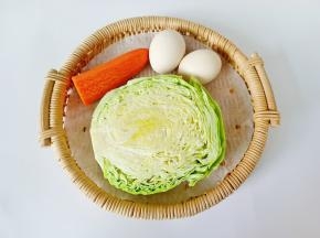 准备鸡蛋，圆白菜，胡萝卜。