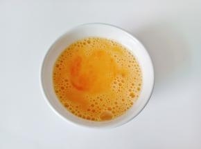 用筷子顺着一个方向搅拌均匀。