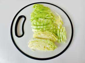 圆白菜清洗干净后切成丝。