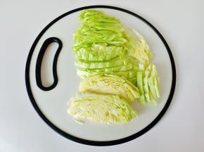 圆白菜清洗干净后切成丝。