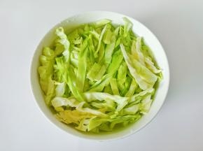 切好的圆白菜再放在盐水中过滤一遍。