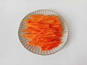 胡萝卜削皮，切片再切成细丝。