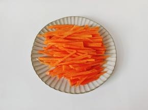 胡萝卜削皮，切片再切成细丝。