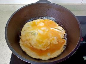 热锅热油放入蛋液。