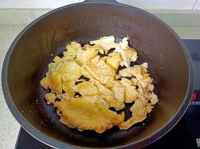 等蛋液凝固时用铲子翻拌成大块。