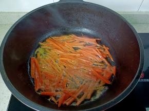 锅里重新放油，油热放胡萝卜爆炒。
