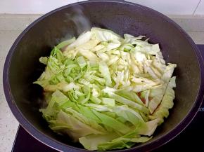 再加入圆白菜。