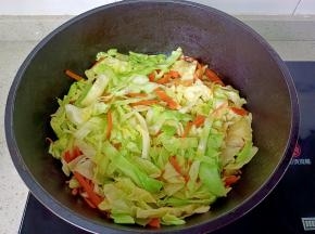翻炒到圆白菜断生。