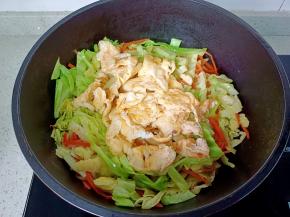 加入炒好的鸡蛋块。