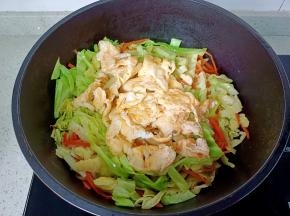 加入炒好的鸡蛋块。