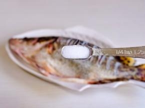 两面撒上盐涂抹均匀。