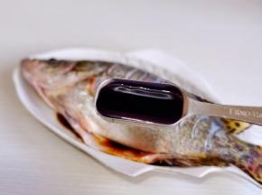 一勺红烧酱油。