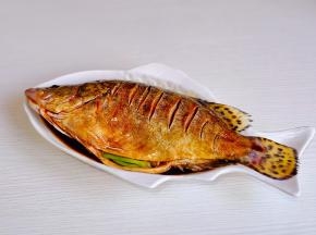 葱段，姜片塞肚子里，腌制30分钟。