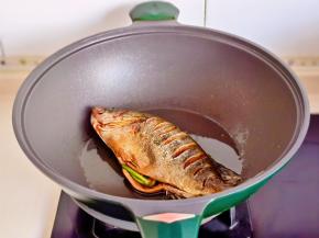 起油锅，油烧热放入桂鱼煎至两面微黄。