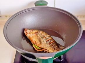 起油锅，油烧热放入桂鱼煎至两面微黄。