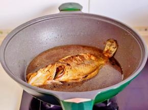 再加入纯净水，盖上盖子烧开转中火炖18分钟。