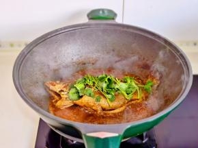 大火收汁至浓稠，撒上香菜即可。