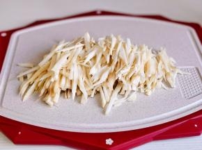 杏鲍菇洗净切丝。