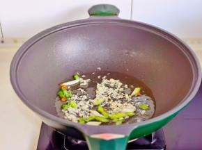 起油锅加入蒜末，葱花，辣椒炒出香味。