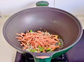 再加入火腿丝煸炒。