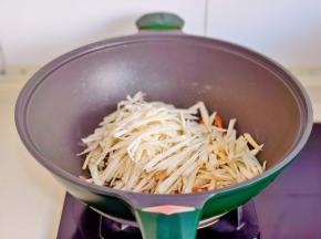 加入杏鲍菇丝。