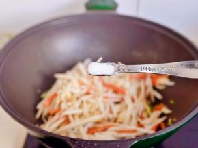 按个人口味加入盐。