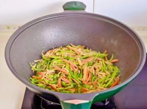 炒至断生出锅。