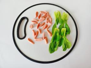 火腿肠与青菜分别切好备用。