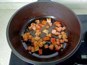 热锅热油放番茄丁炒。