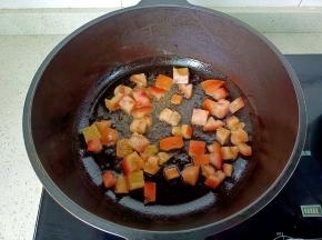 热锅热油放番茄丁炒。