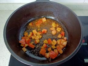 番茄翻炒出汁水。