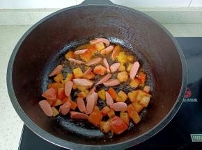 加入火腿肠。