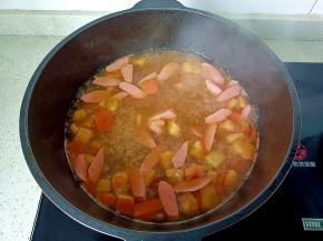 加少许清水，加生抽、醋各一勺。