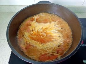 放入面条煮熟。