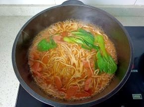 面条快熟时加青菜烫熟即可关火。