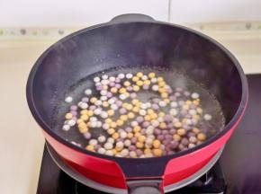 锅中水烧开后倒入芋圆。