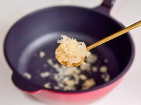 锅中加入金燕耳。（我用的金燕耳免洗免泡）