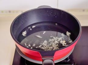 加入500-600毫升的纯净水。