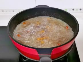 再加入煮好的芋圆，枸杞再次煮沸关火。