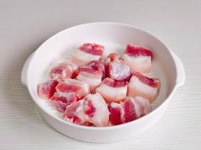 五花肉洗净切块。