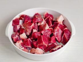 牛肉洗净切块。