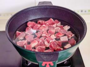 牛肉块冷水下锅，烧开后煮3分钟，捞出温水冲洗干净。