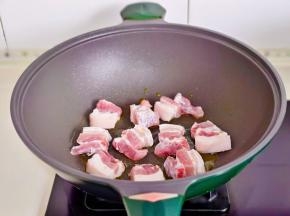 起油锅，加入五花肉中小火煎。