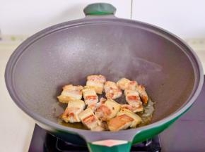 煎至两面微黄盛出备用。